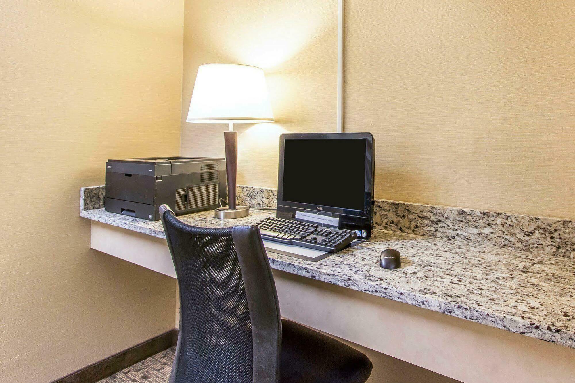เมนสเตย์ สวีท Hotel เบรนท์วูด ภายนอก รูปภาพ